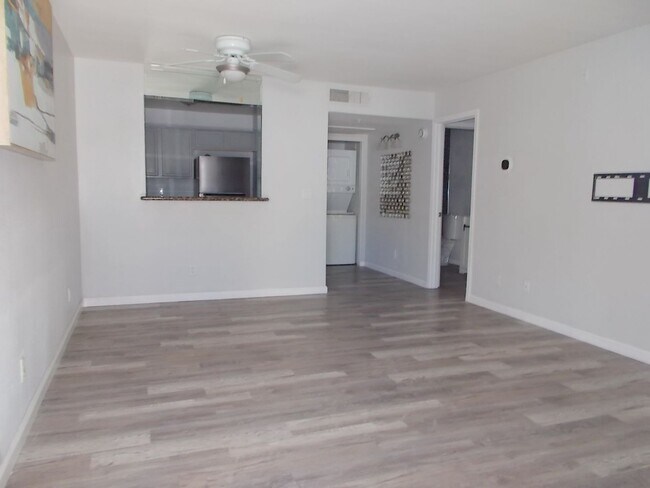 Foto del edificio - Comfort and Convenience in a Picturesque Gated Community