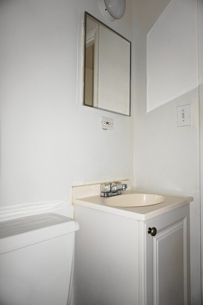 Building Photo - 2 Bedroom Townhome in Hampden with Den - Close to The Avenue!