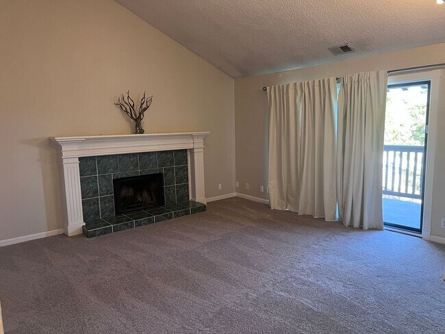 Foto del edificio - DESIRABLE GATED COMMUNITY WITH VIEWS, POOLS, HOT TUB, FITNESS CENTER, AND MORE!!!