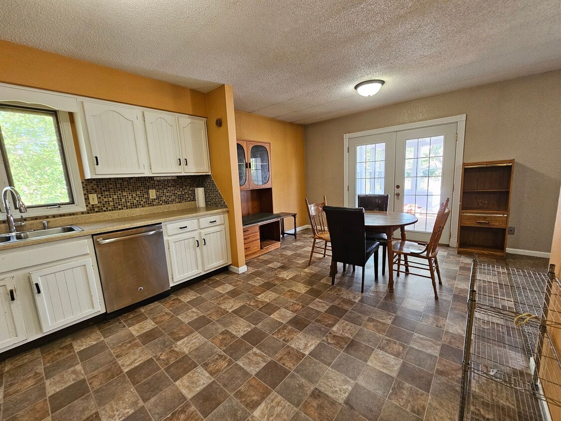 Foto principal - NE 4 bedroom 3 bath home with attached gar...