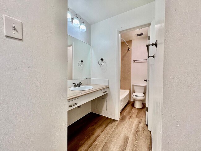 Foto del edificio - Charming Two Bedroom, One Bath, Near Downtown Available late May