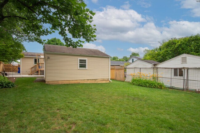 Foto del edificio - Totally update and impeccably maintained 4...