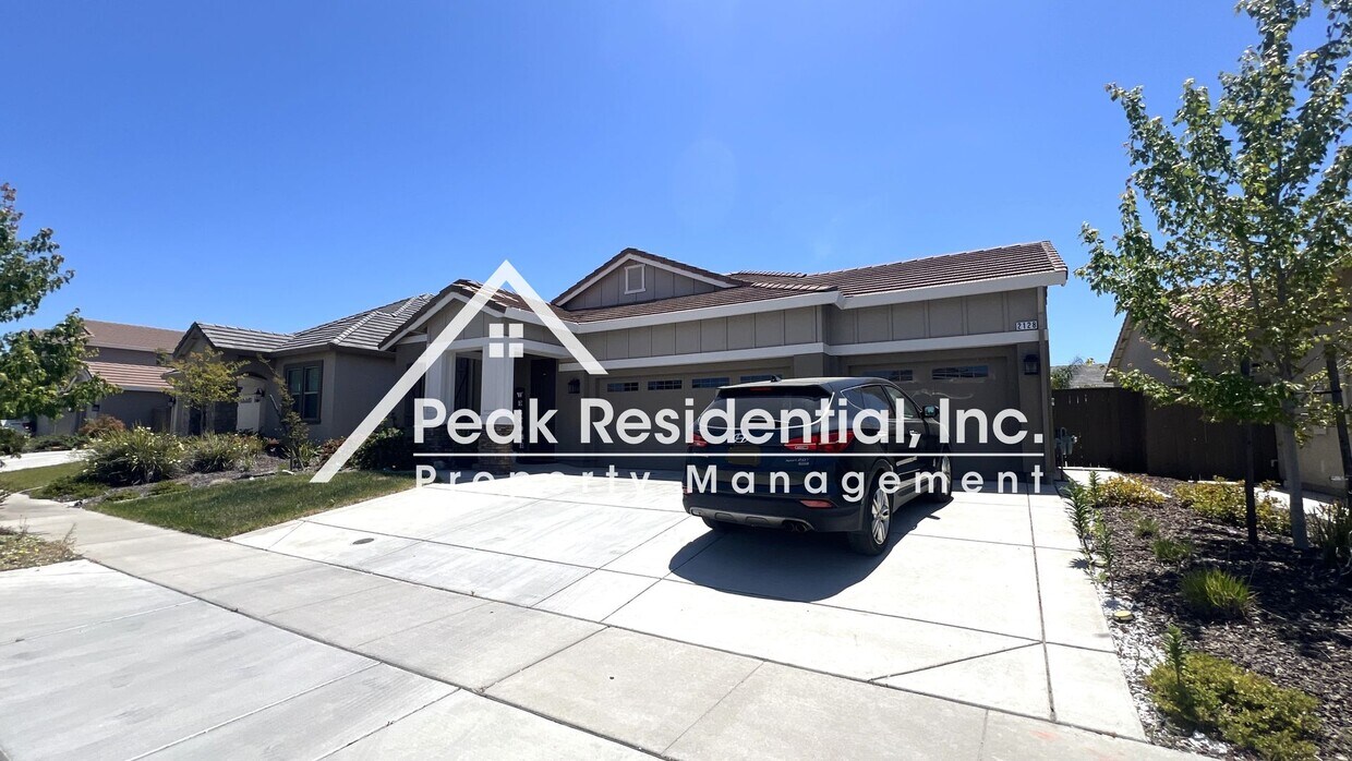 Building Photo - Newer 4bd/3ba Roseville Home with 3 Car Ga...