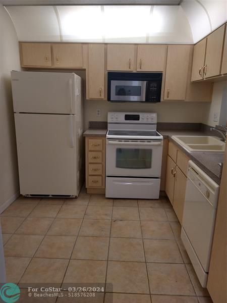 Foto del edificio - 8850 Royal Palm Blvd