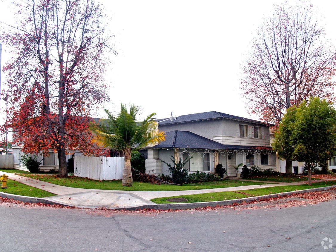 Building Photo - 1520 Estate Dr
