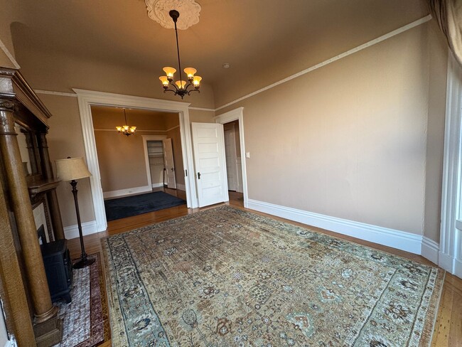 Foto del edificio - Elegant and Remodeled 3BR Victorian Flat n...