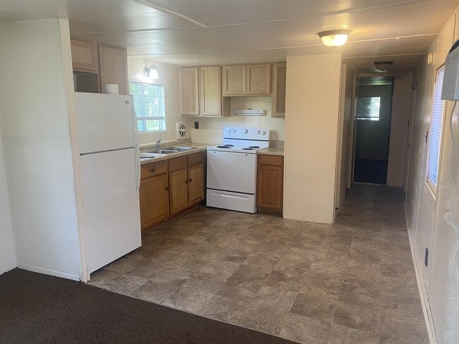 Building Photo - 2220 Christy Ln