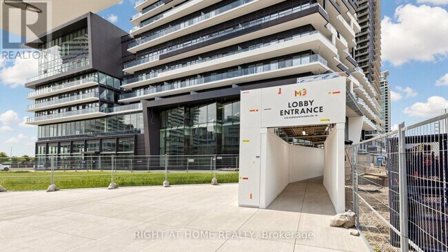 Building Photo - 448 Burnhamthorpe Rd W