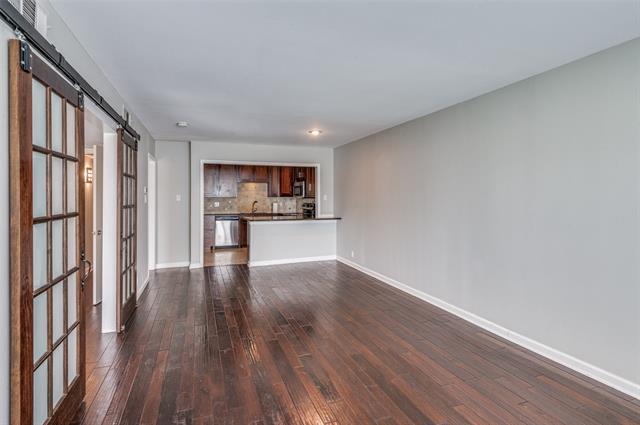 Foto del edificio - 5323 Fleetwood Oaks Ave