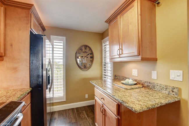 Building Photo - 2 br, 2 bath Apartment - 18 Royal Palm Way