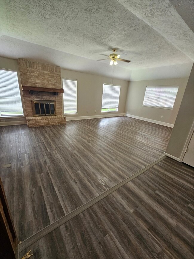 Building Photo - 2312 Meadow Green Dr