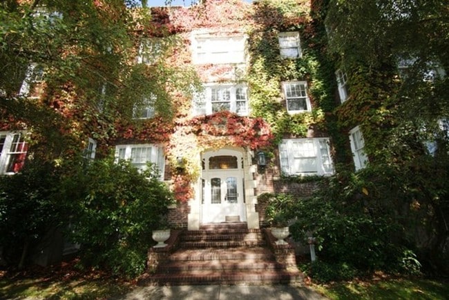 Building Photo - 1608 E Republican St