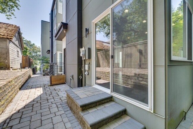 Building Photo - Beautiful 3 bedroom townhome in Leschi!