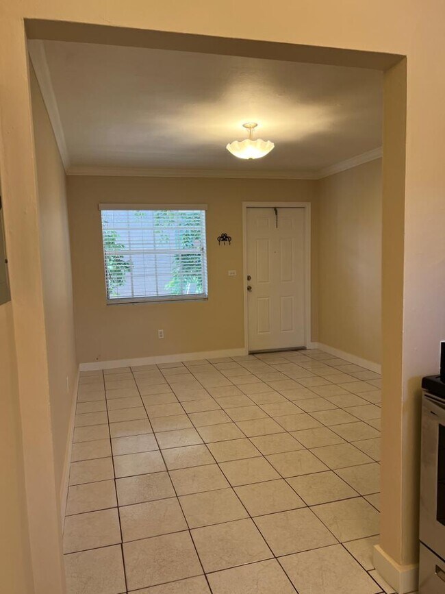 Foto del edificio - 913 SW 8th Ct