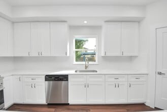 Building Photo - 611 E 39th St