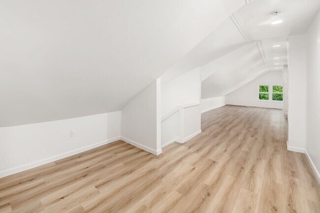 4th bedroom loft - 1466 Summit St