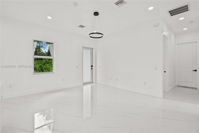 Building Photo - 936 Anthony St E