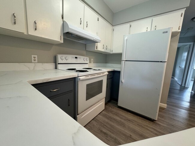 Building Photo - Great Location -  2/2 Second Floor condo i...