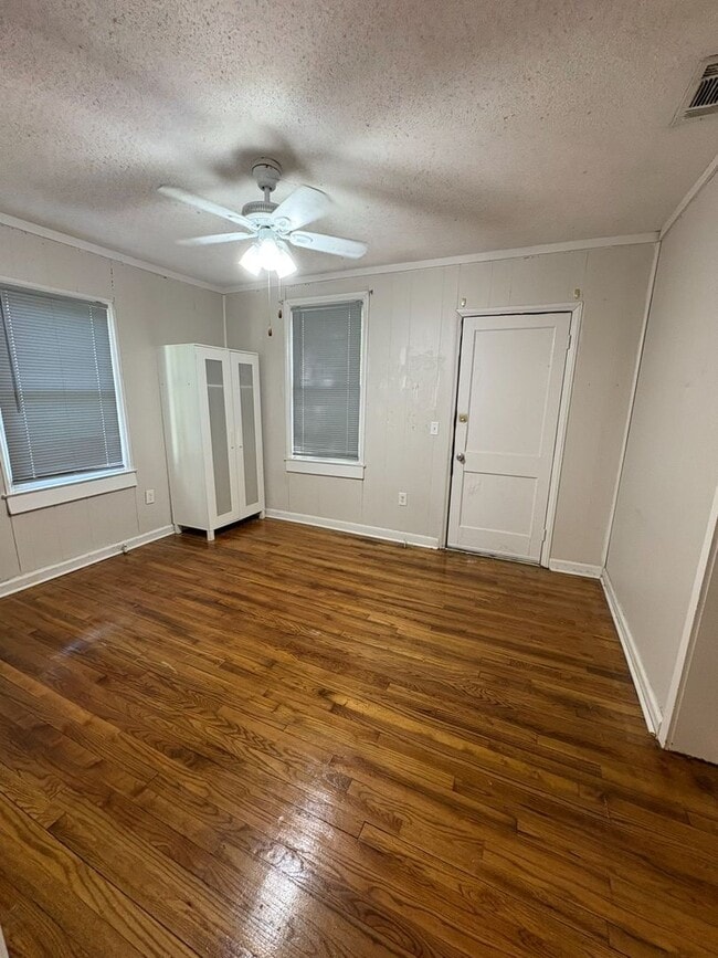 Building Photo - MOVE IN READY