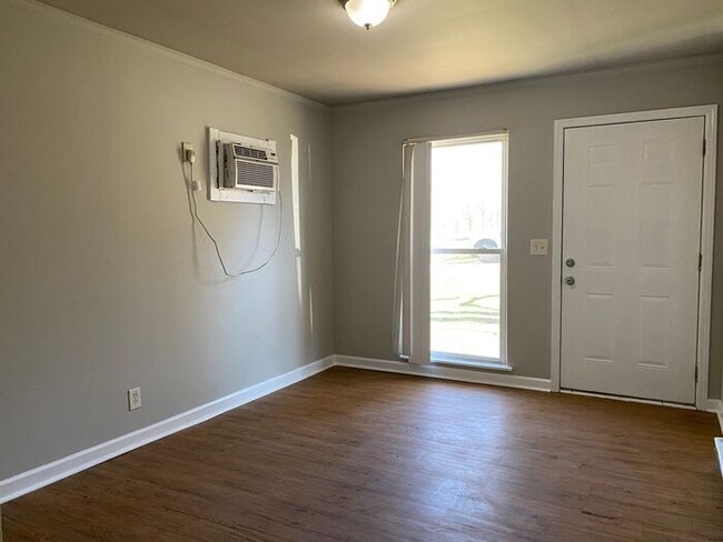 Building Photo - 1 Bedroom Renovated Duplex Unit - Great Location, Backyard