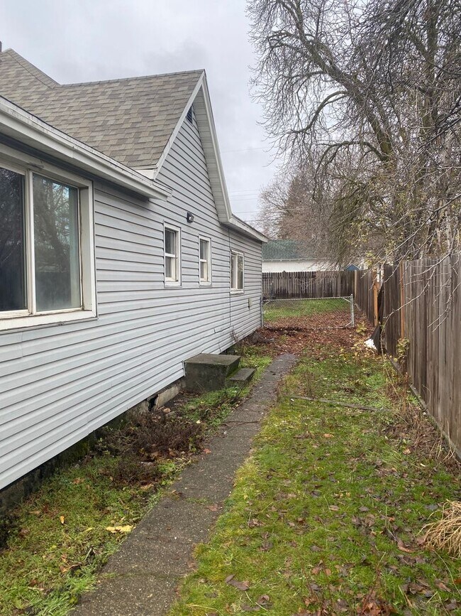 Building Photo - 3 Bedroom 1 Bath