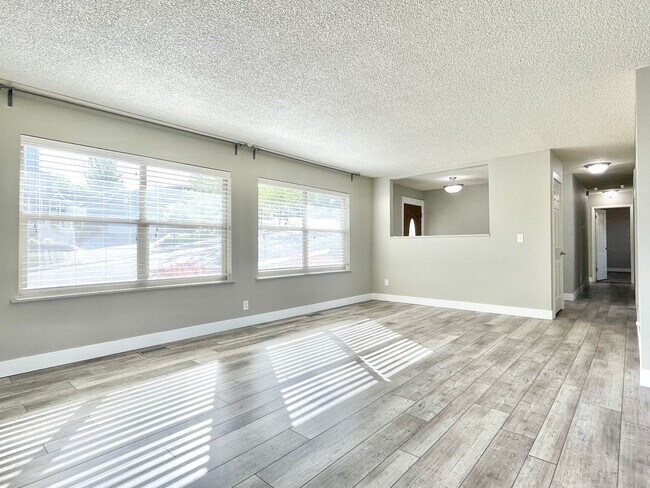 Building Photo - Gorgeous Home with Stunning Views!