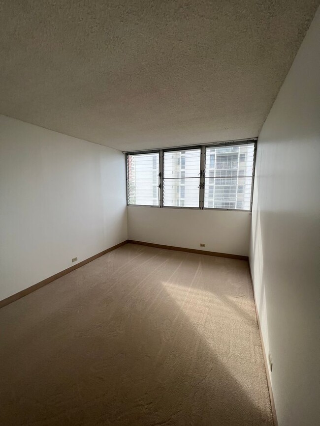 Foto del edificio - 1 bedroom, 1 bath, 1 parking in Moiliili!