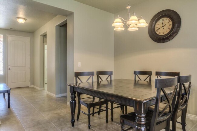 Building Photo - Beautiful Coral Canyon Home