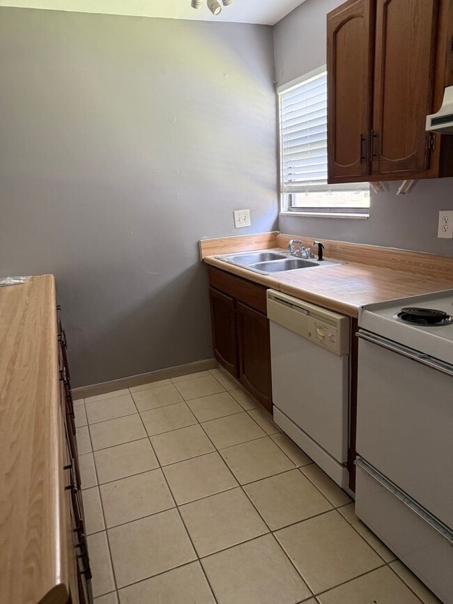 Building Photo - LEASE NOW AND ENJOY 50% OFF 2ND MONTH! Spa...