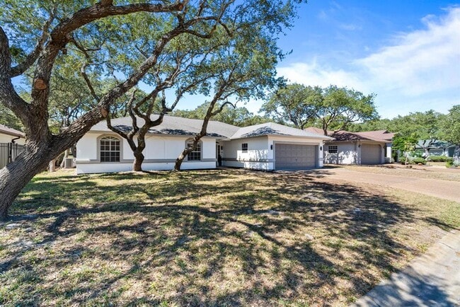 Building Photo - 113 Royal Oaks Dr