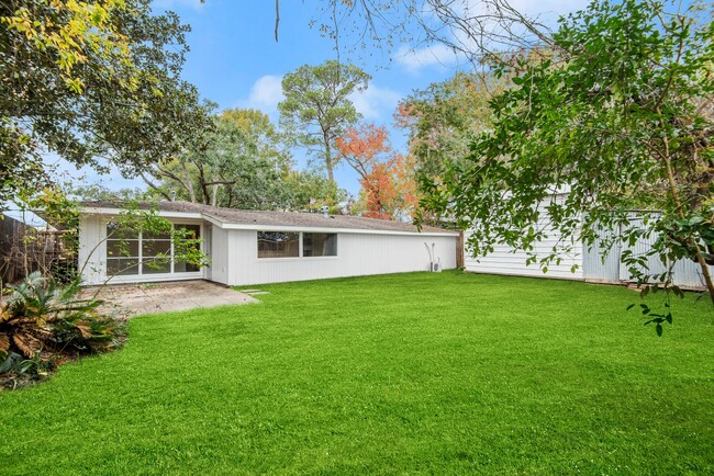 Building Photo - 213 S Fairfax Dr