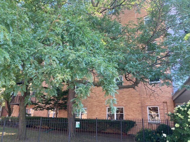 Foto del edificio - 2501 W Bryn Mawr Ave
