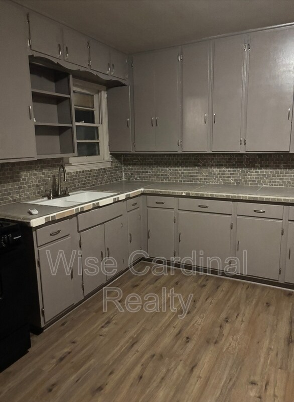 Building Photo - 124 S Avenue P