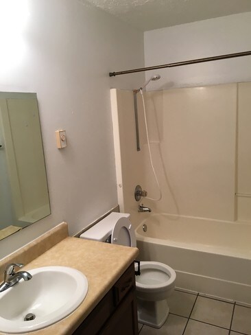 Foto del edificio - 1057 Lakeshore Dr
