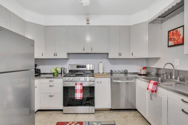 Main Floor Kitchen - 40 Thayer St