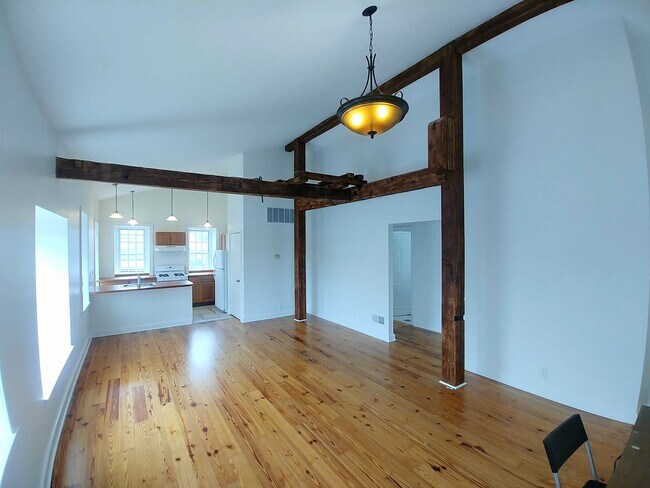 Building Photo - 16 E Springer St