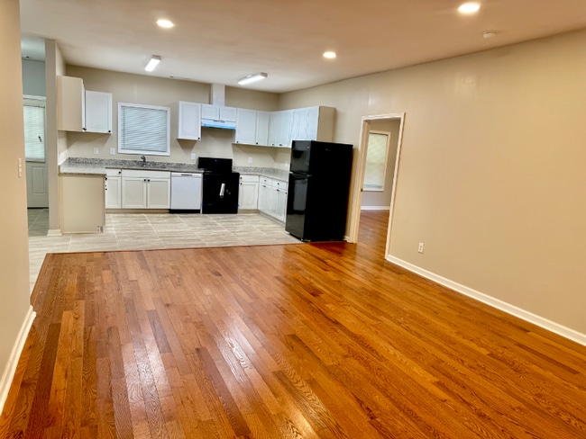 Building Photo - 557 Handyman Ct