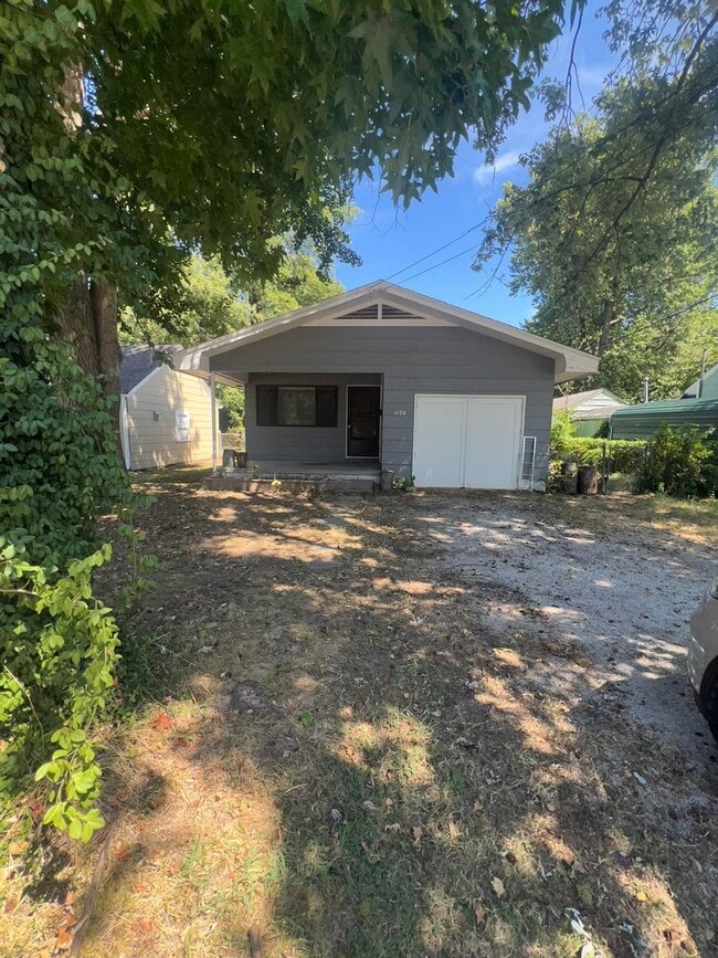 Building Photo - 3 Bed | 1 Bath | Springfield MO!