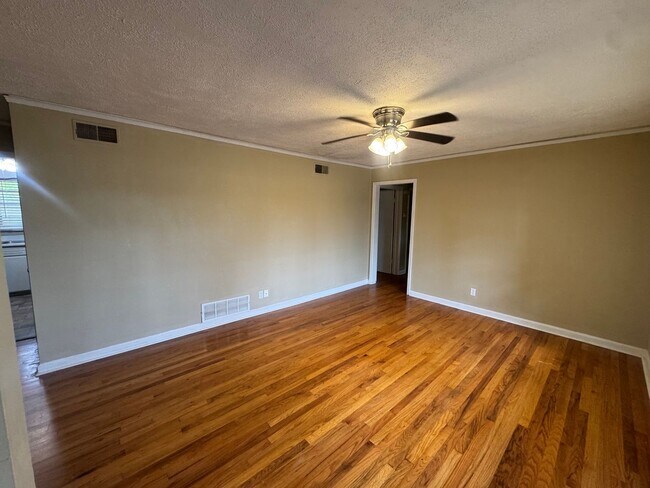 Foto del edificio - Brick One Level.