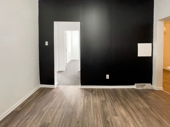 Building Photo - Dishwasher and In-Unit Washer/Dryer Included