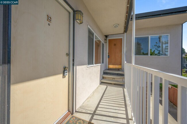 Foto del edificio - 2134 McGee Ave