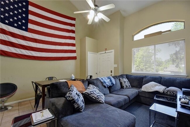 Building Photo - West Campus Condo Under $1000/Bedroom Walk...