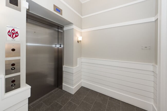 Building Photo - 3 Bedroom 3.5 Bath Condo in The Tides Cond...