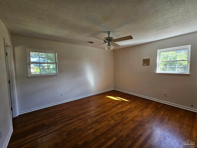 Building Photo - 6222 Vicksburg Dr