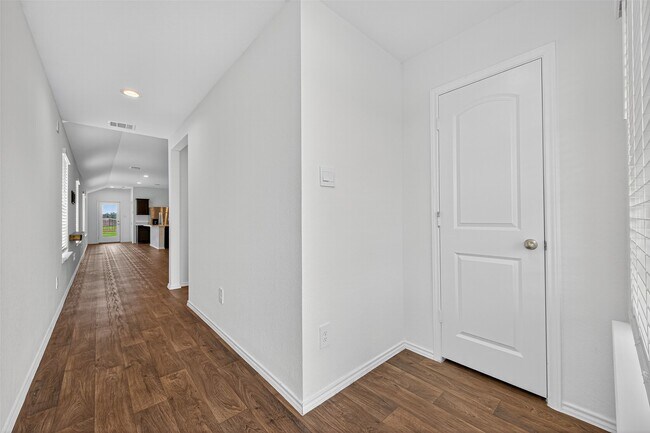 Foto del edificio - 16600 Lonely Pines Dr