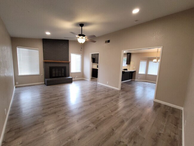 Building Photo - 4Bx2B Available Now!! 1153 Bud Place, Mant...