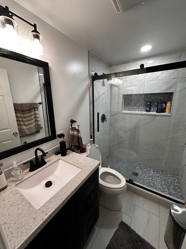 Bathroom - 1827 N Marshfield Ave