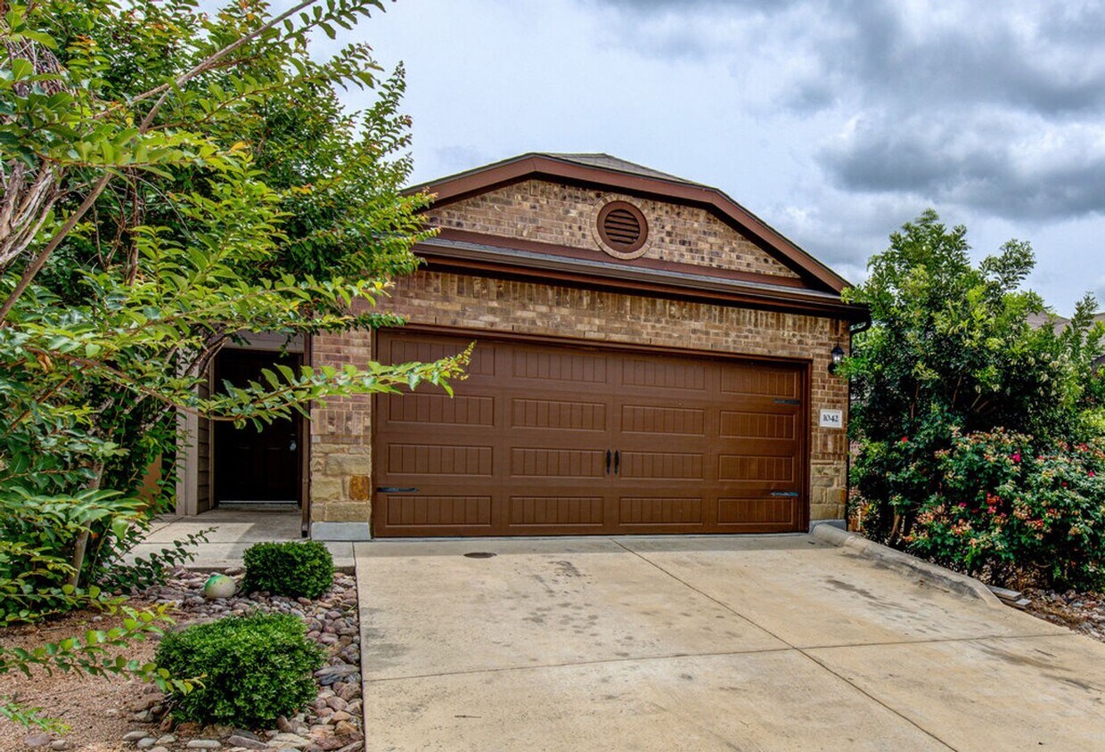 Primary Photo - AVAILABLE NOW! Nice 3 Bedroom Duplex locat...
