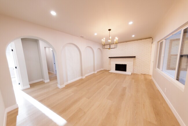 Building Photo - 735 N Frederic St
