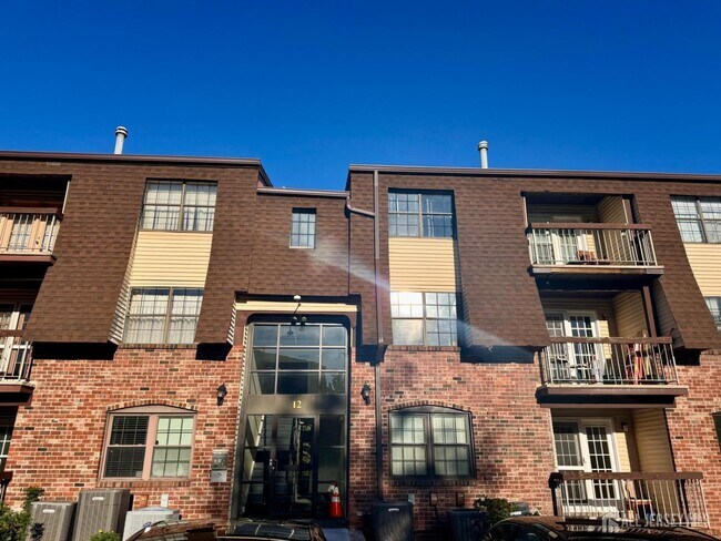 Foto del edificio - 1202 Green Hollow Dr
